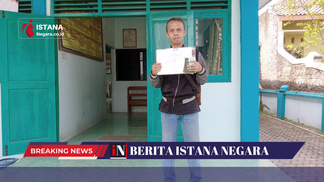 Jumanto (Profesor) Saat di depan Kantor KUA Miri 