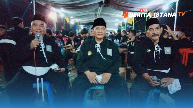 Kangmas Sunanto Ketua SH Terate Cabang Sragen Pusat Madiun bersama Sesepuh Kangmas Paiman dan Kangmas Nur Kayat Saat memberikan Kerohanian, Hadir dan Menyaksikan secara langsung pada waktu adik-adik siswa mengikuti UKT di Padepokan SH Terate Cabang Sragen.
(Dokumen Foto istimewa diambil oleh Sriyadi)