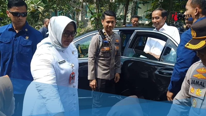 Bupati Sragen Kusdinar Untung Yuni Sukowati saat mendampingi kunjungan kerja Presiden Joko Widodo (Jokowi) di Museum Manusia Purba Sangiran, Kalijambe, Rabu (19/6).