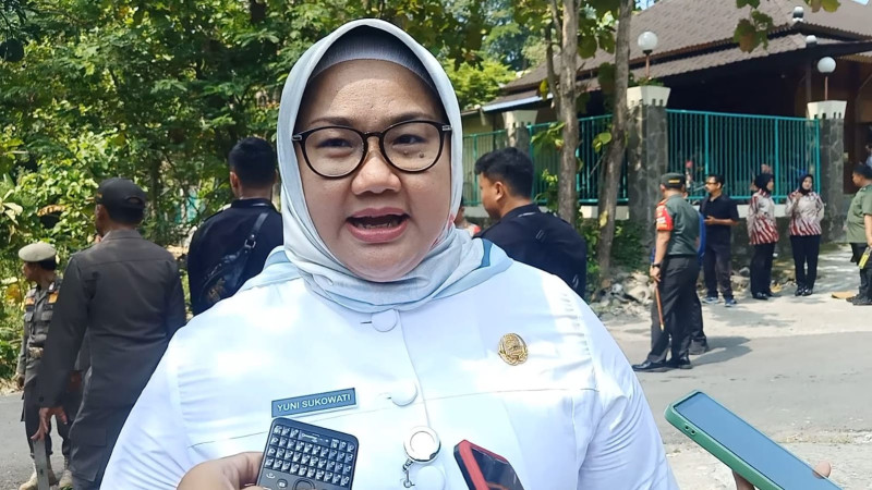 Bupati Sragen Kusdinar Untung Yuni Sukowati, saat menjawab pertanyaan wartawan seusai mendampingi kunjungan kerja Presiden Jokowi di Museum Sangiran. Mulato RRI