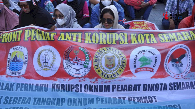 Caption: Aksi long march dari Kantor Dinas Provinsi Jawa Tengah menuju Balai Kota Semarang, membawa keranda hitam dan spanduk kecaman serta tuntutan kepada KPK, Rabu (21/8). Foto: Dok Vio Sari.