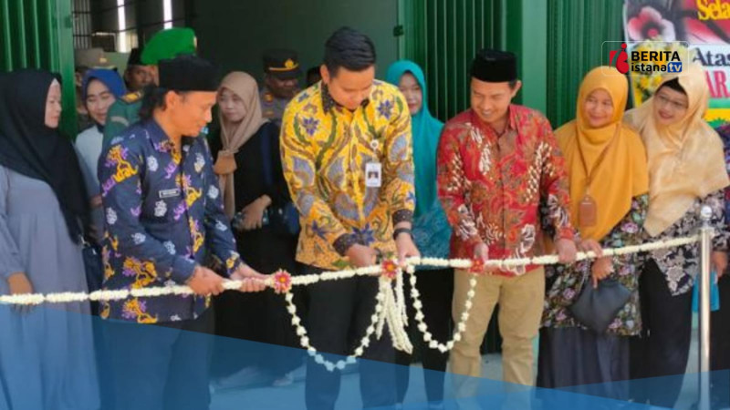 Bupati Kendal Dico M Ganinduto didampingi Ketua DPRD Kendal Muhammad Makmun (kanan) dan Kades Brangsong Moch Asnawi (kiri) saat meresmikan Pasar Desa Brangsong.(Foto istimewa Google)