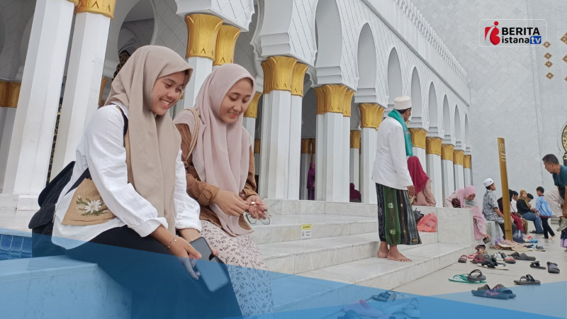 Keterangan Foto di Halaman Masjid Raya Sheikh Zayed Solo Raya Pada Selasa 21 Januari 2025 Rafika Ulfah kanan dan Kiri Rofi' Nur Fadlilah